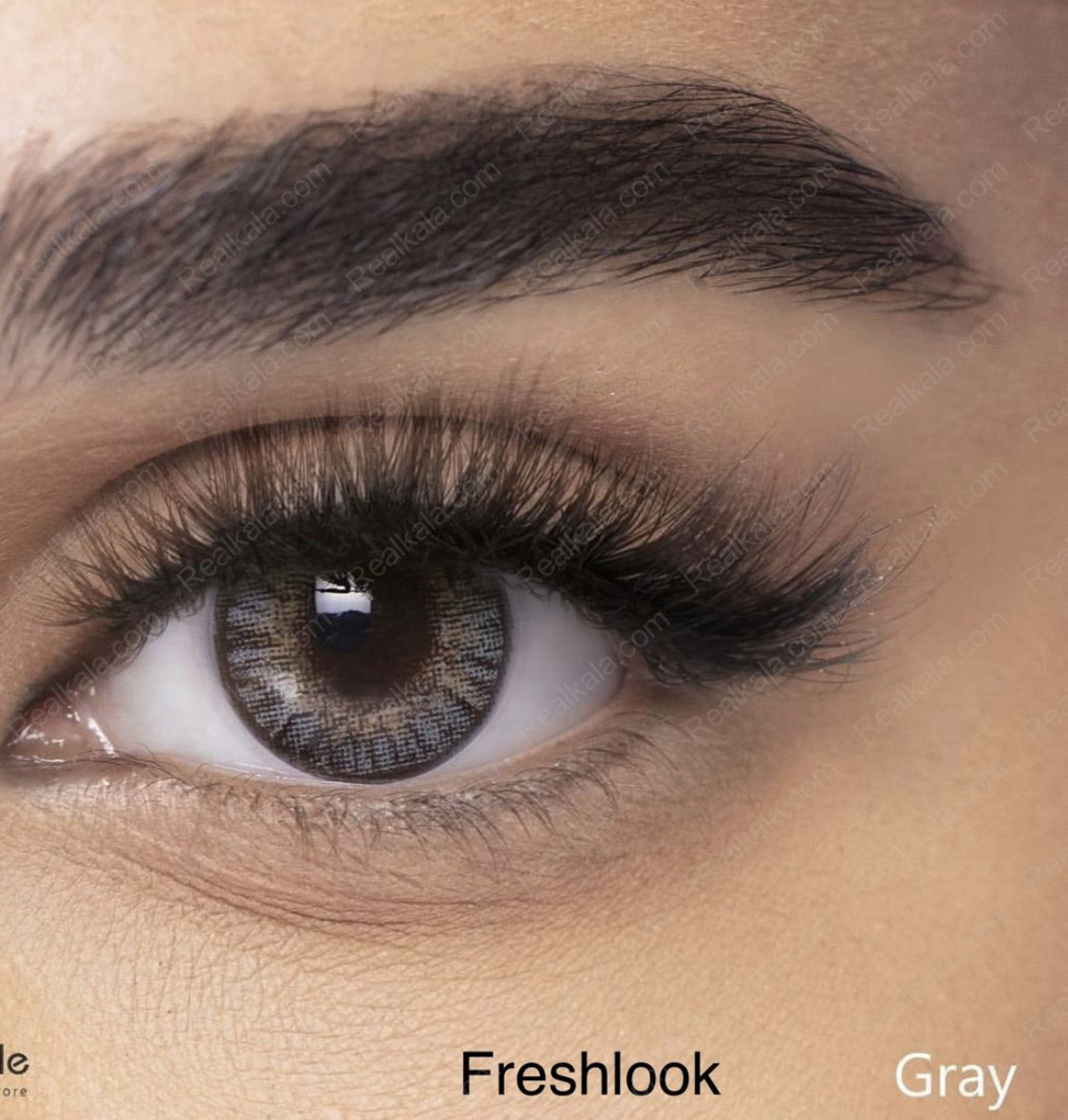 نمای نزدیک چشم با لنز خاکستری و الگوی چندرنگ Freshlook