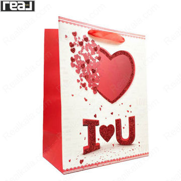 ساک دستی کادویی سفید و قرمز با طرح قلب بزرگ و نوشته I Love U، دارای بند قرمز و ابعاد 22.5 × 18 × 9.5 سانتی‌متر