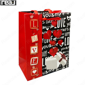 ساک دستی کادویی قرمز و مشکی با نوشته LOVE، قلب‌های قرمز، طرح جعبه هدیه و بند قرمز، ابعاد 22.5 × 18 × 9.5 سانتی‌متر
