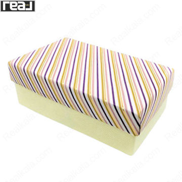 جعبه کادویی مستطیلی با درب راه‌راه رنگی و بدنه روشن، دارای ابعاد 6 × 17 × 10.5 سانتی‌متر