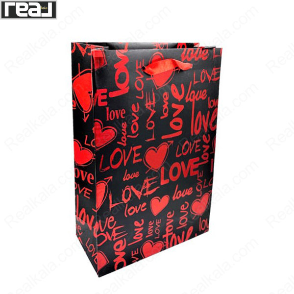 ساک دستی کادویی مشکی و قرمز با طرح LOVE، قلب و بند دستی قرمز در ابعاد 25 در 18 در 7.5 سانتی‌متر