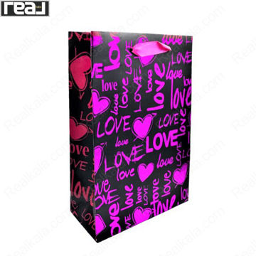 ساک دستی کادویی مشکی و بنفش با طرح LOVE و قلب، دارای بند دستی بنفش و سایز 25 × 18 × 7.5 سانتی‌متر