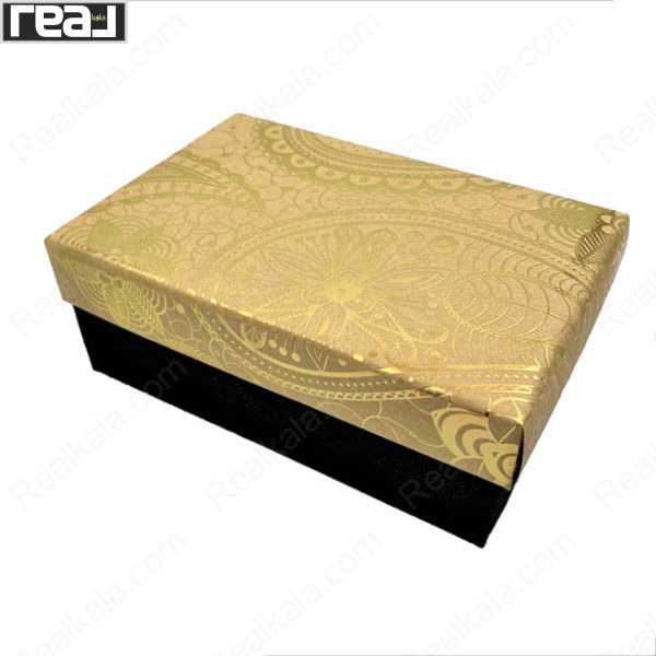 جعبه کادویی مستطیلی با درب طلایی طرح ترمه و بدنه مشکی، دارای ابعاد 6 × 17 × 10.5 سانتی‌متر