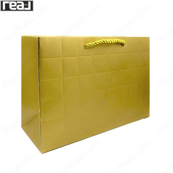 ساک دستی کادویی ساده طلایی با بند طنابی، دارای طراحی براق و ابعاد 16.5 × 25 × 9 سانتی‌متر