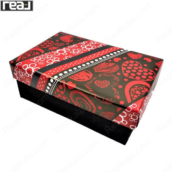جعبه کادویی مستطیلی با درب طرح قلب قرمز و مشکی و بدنه مشکی، دارای ابعاد 6 × 17 × 10.5 سانتی‌متر