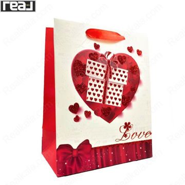 ساک دستی کادویی سفید و قرمز با طرح قلب بزرگ، جعبه هدیه و نوشته Love، دارای بند قرمز و ابعاد 22.5 × 18 × 9.5 سانتی‌متر