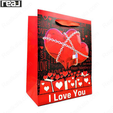 ساک دستی کادویی قرمز با طرح قلب قفل‌دار و زنجیر، نوشته I Love You و ابعاد 22.5 × 18 × 9.5 سانتی‌متر