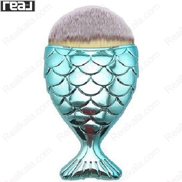 براش آرایشی ماهی فیروزه‌ای با بدنه پولکی براق و سری متراکم گرد در نمای روبه‌رو