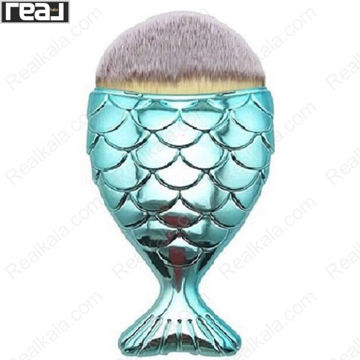 براش آرایشی ماهی فیروزه‌ای با بدنه پولکی براق و سری متراکم گرد در نمای روبه‌رو