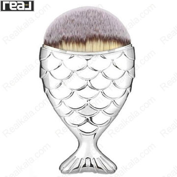 براش آرایشی ماهی نقره‌ای با بدنه طرح پولکی و سری گرد متراکم، مناسب پخش محصولات آرایشی روی صورت