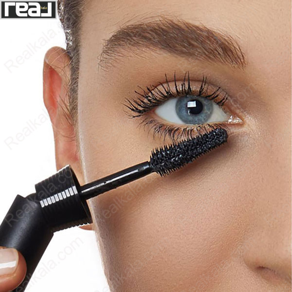 نمای کاربرد ریمل لورال آنلیمیتد روی مژه‌های چشم