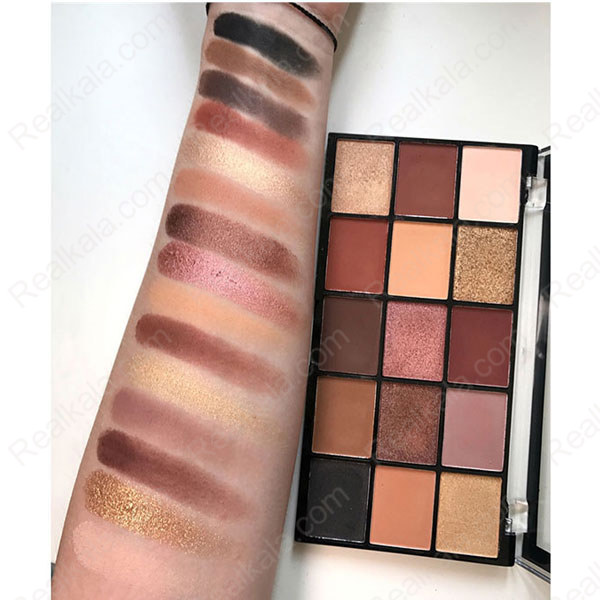 سواچ رنگ‌های پالت سایه چشم رولوشن Reloaded Velvet Rose روی پوست همراه با نمای محصول، شامل سایه‌های نود، رز، قهوه‌ای، طلایی، مات و متالیک