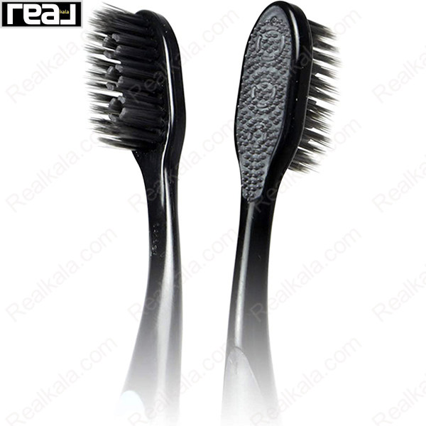 نمای نزدیک مسواک Colgate 360 Black با الیاف زغالی باریک و پد تمیزکننده زبان در پشت سری