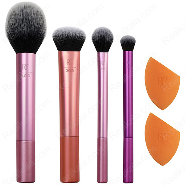 نمای کامل ابزارهای ست Real Techniques Everyday Essentials شامل چهار براش و دو اسفنج برای پخش کرم پودر و محصولات آرایشی