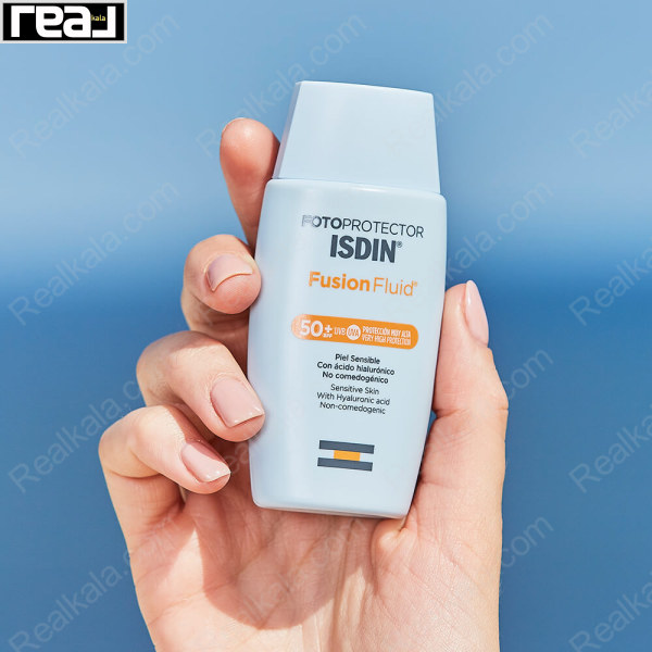 بطری ضدآفتاب +ISDIN Fusion Fluid SPF50 در دست، مناسب پوست حساس با بافت سبک و محافظت UVA/UVB بسیار بالا