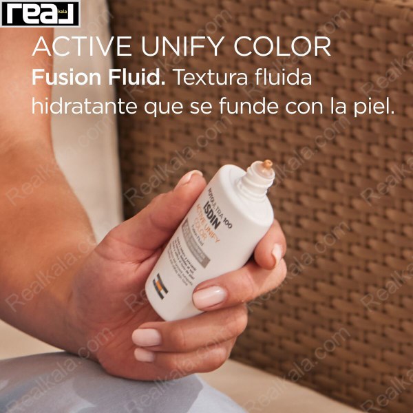 بافت فلوئیدی ضد آفتاب رنگی ISDIN Active Unify Color هنگام استفاده برای یکنواخت شدن رنگ پوست و محافظت در برابر آفتاب