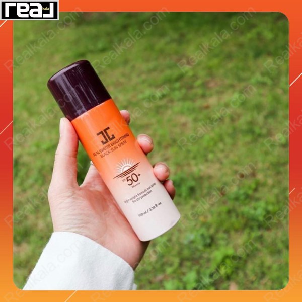 اسپری ضد آفتاب روشن‌کننده جِیجون ++++SPF50+ PA در دست، با فرمول سبک برای استفاده در فضای باز و محافظت از پوست