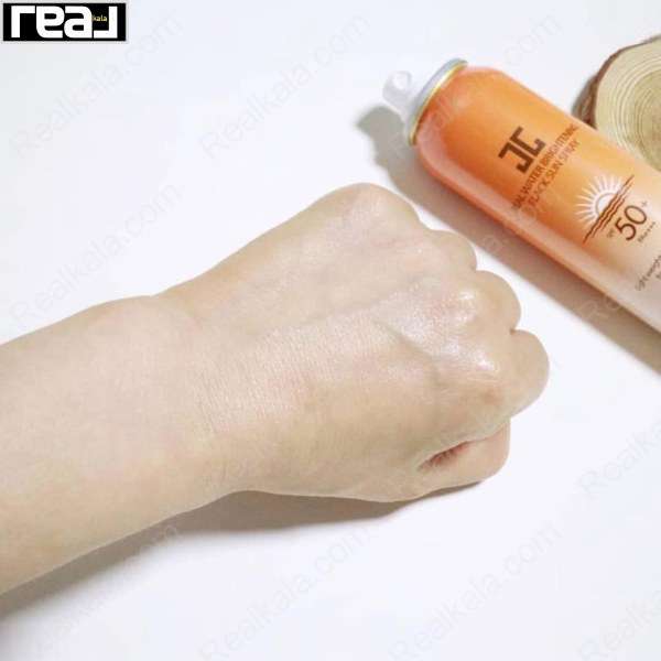 اسپری ضد آفتاب روشن‌کننده جِیجون ++++SPF50+ PA، نمایش بافت سبک و جلوه شفاف و مرطوب روی پوست دست
