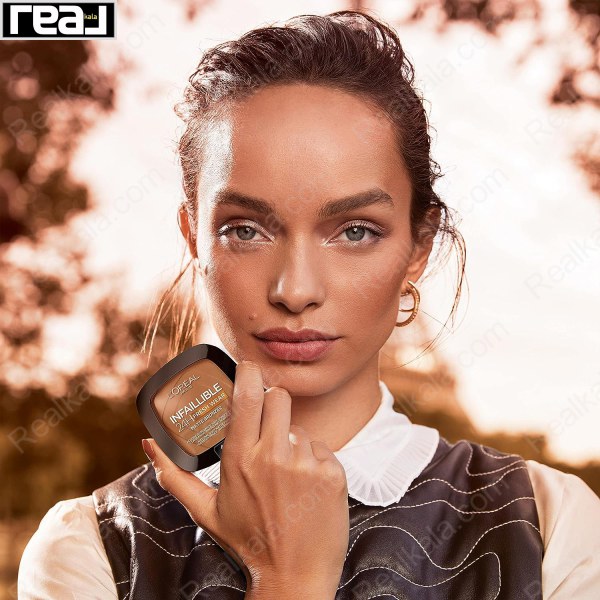 مدل انسانی در حال نمایش نتیجه مصرف برنز پودری L'Oréal Infallible 24H Fresh Wear