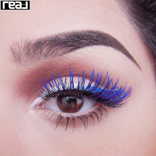 تصویر چشم با آرایش دقیق و مژه‌های آبی پس از استفاده از ریمل تونیکا