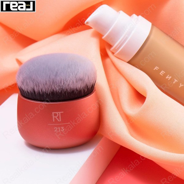 براش آرایشی Real Techniques 213 در کنار کرم پودر مایع برای نمایش کاربرد آن در پخش یکنواخت فاندیشن