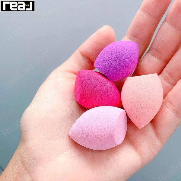 تصویر چهار مینی اسفنج آرایشی رنگی Real Techniques در دست برای استفاده در پخش کرم پودر و کانسیلر