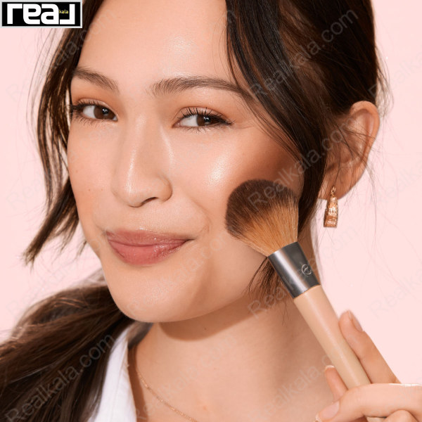پخش یکنواخت رژگونه و پودر روی گونه‌ها با براش بزرگ اکوتولز