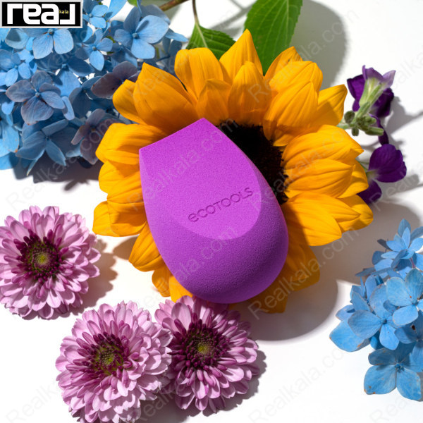لایف‌استایل اسفنج آرایشی Ecotools BioBlender در کنار گل‌ها با تأکید بر مواد گیاهی و سازگاری با محیط‌زیست