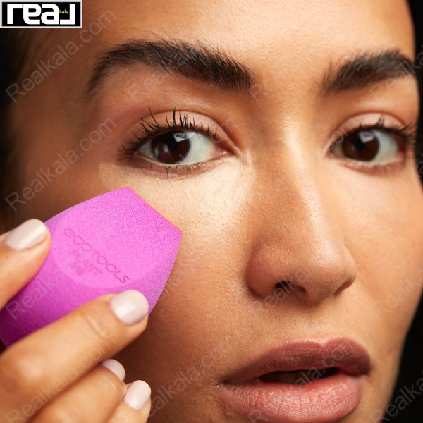 نمای استفاده از اسفنج آرایشی Ecotools BioBlender برای پخش یکنواخت کرم‌پودر روی پوست بدون نمایش هویت فرد