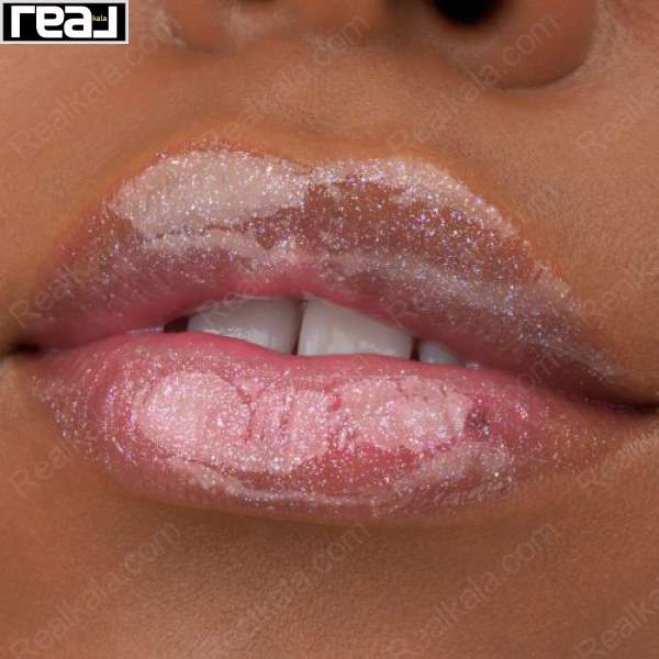 نمای نزدیک لب‌ها با لیپ گلاس Essence Extreme Shine Volume Lipgloss با جلوه براق اکلیلی و افکت حجم‌دهنده