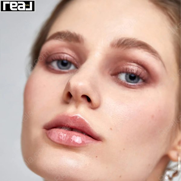 نمای نزدیک لب‌ها پس از استفاده لیپ گلاس حجم‌دهنده شیگلم Hot Goss رنگ Oh Em Gee با جلوه براق و حجیم