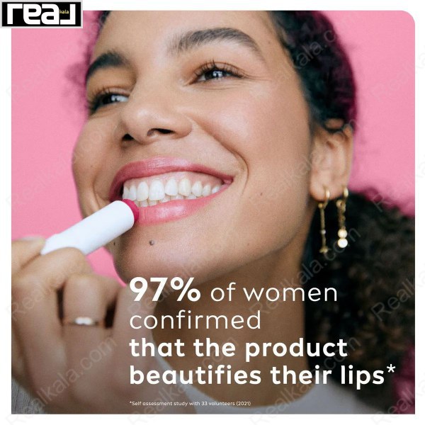 استفاده از بالم لب قرمز گیلاسی Labello توسط مدل با لبخند