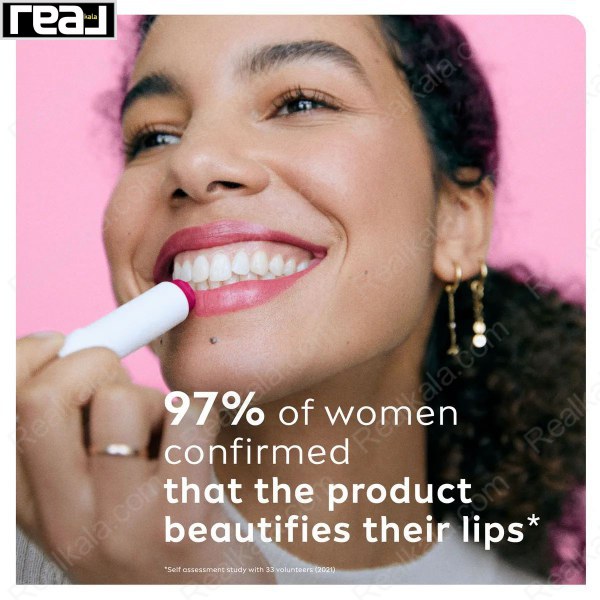 استفاده از بالم لب صورتی Labello مدل هندوانه توسط مدل با لبخند