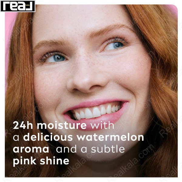 نمای نزدیک استفاده از بالم لب صورتی با رایحه هندوانه