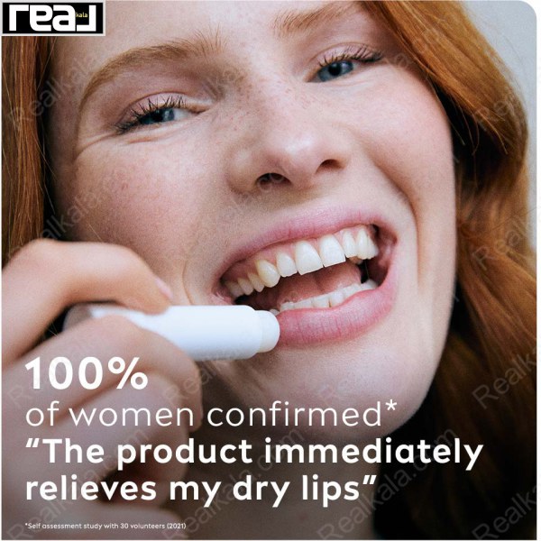 استفاده مستقیم از بالم لب Labello توسط مدل