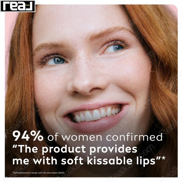 نمای نزدیک استفاده از بالم لب مرواریدی با رنگ صورتی روشن