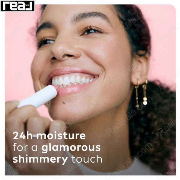 استفاده از بالم لب صورتی مرواریدی Labello توسط مدل با لبخند