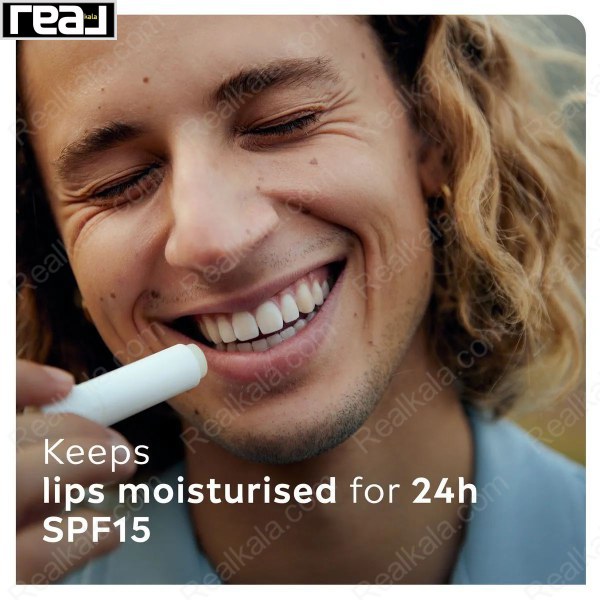 استفاده از بالم لب مردانه Labello توسط مدل با لبخند