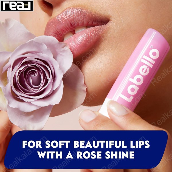 نمای نزدیک لب‌های نرم و براق با بالم لب صورتی Labello مدل Soft Rose