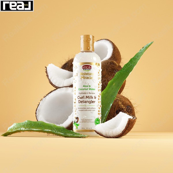 نمای هنری محصول شیر نرم‌کننده و بازکننده گره آفریکن پراید Moisture Miracle در کنار تکه‌های نارگیل و برگ آلوئه‌ورا
