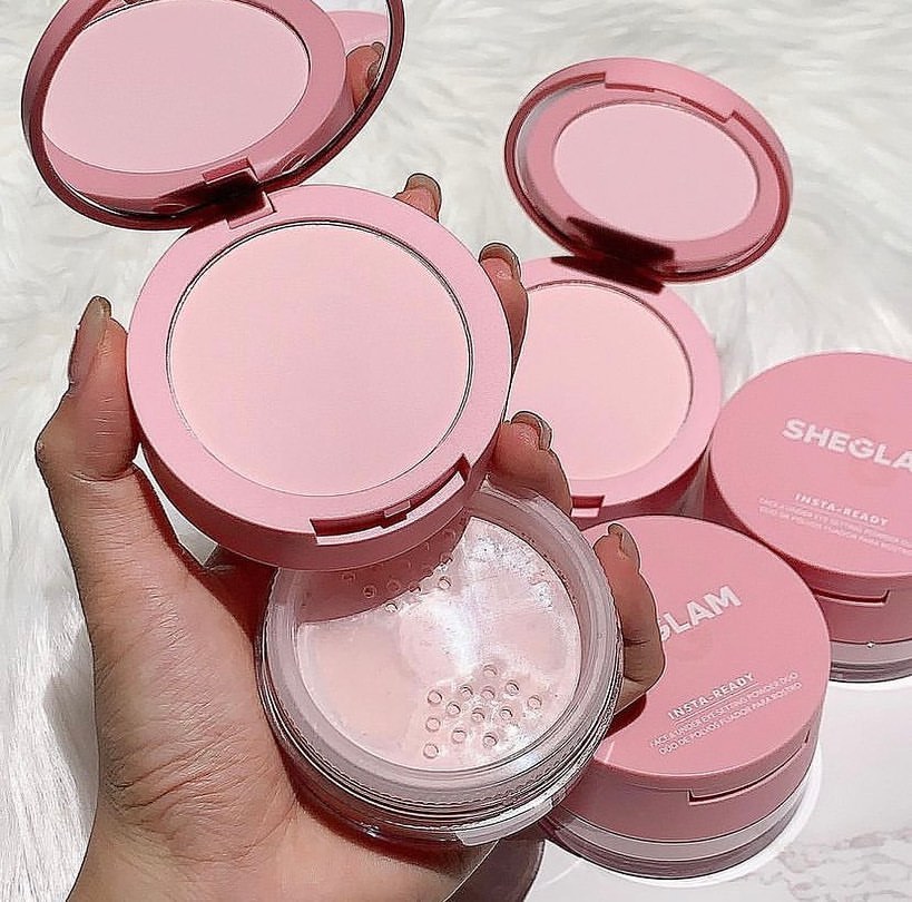 نمایش چند عدد پودر Insta-Ready رنگ Bubblegum در کنار دست کاربر و نمای نزدیک از محفظه پودر آزاد
