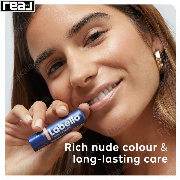 استفاده از بالم لب Nude Labello توسط مدل با لبخند