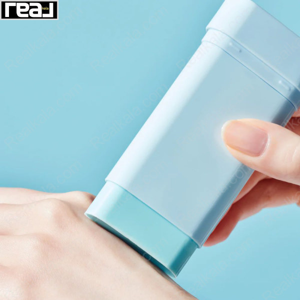 استیک ضدآفتاب توکوبو آبی‌رنگ در حال کشیده شدن روی پوست دست