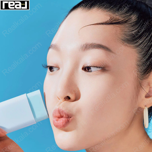 نمای نزدیک صورت زن کنار استیک ضدآفتاب توکوبو