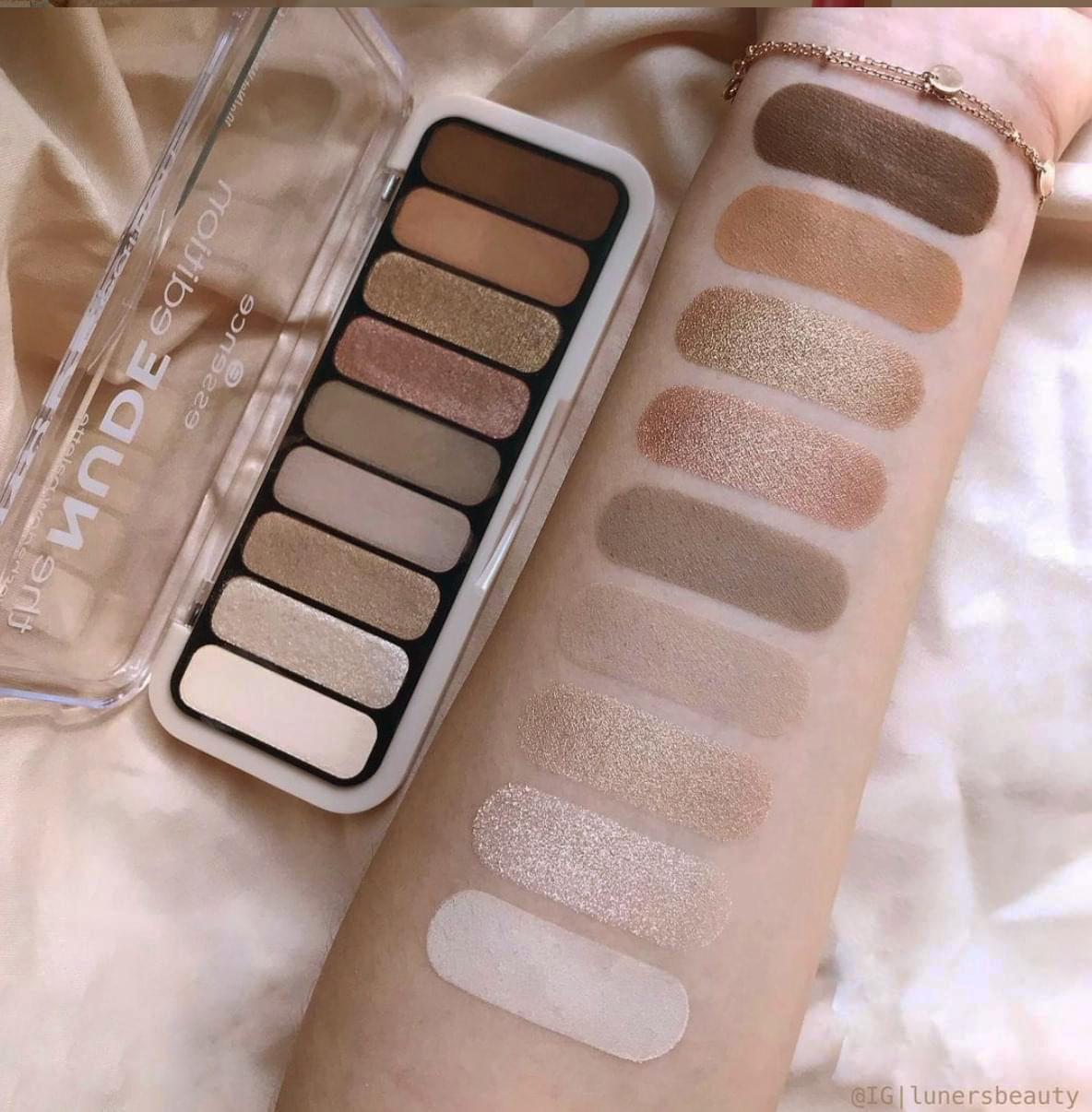 سواچ رنگ‌های پالت سایه Essence The Nude Edition روی پوست دست شامل ۹ رنگ نود مات و براق در تناژ بژ، طلایی و قهوه‌ای