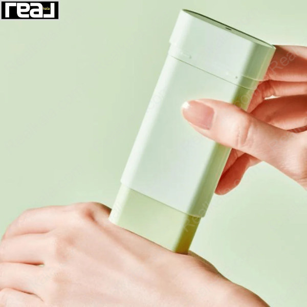 استیک ضدآفتاب توکوبو سبز روشن در دست و در حال کشیده شدن روی پوست دست