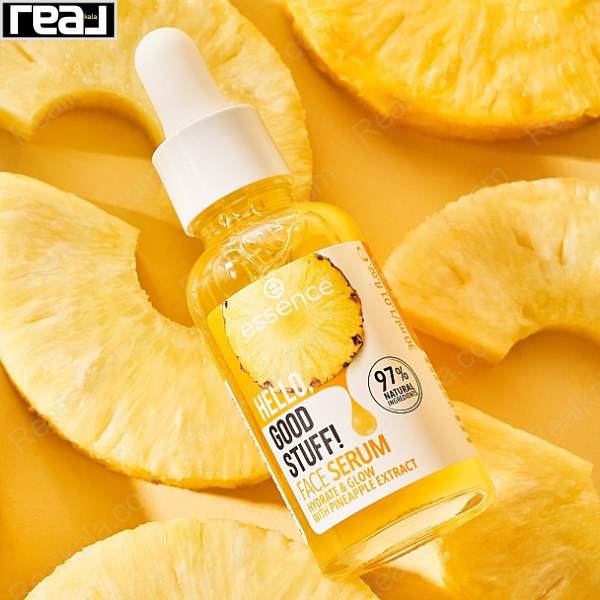 بطری سرم صورت HELLO GOOD STUFF با عصاره آناناس روی برش‌های تازه آناناس