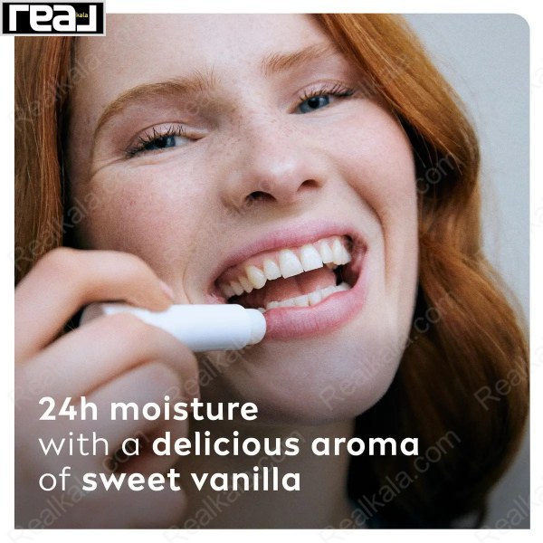 استفاده از بالم لب بی‌رنگ وانیلی Labello توسط مدل با لبخند