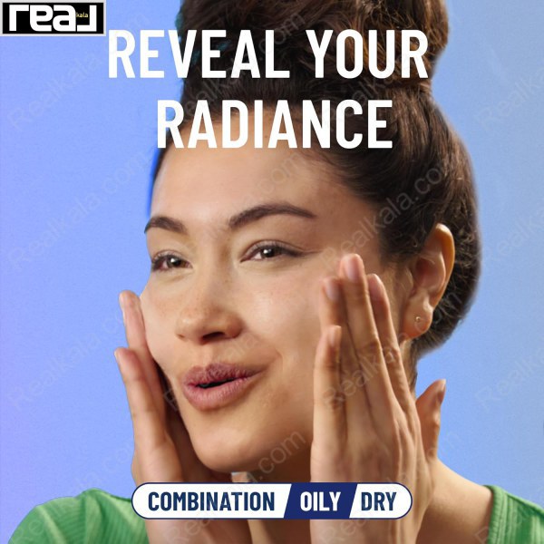 مدل با پوست شفاف و شعار Reveal Your Radiance مناسب انواع پوست روی زمینه آبی