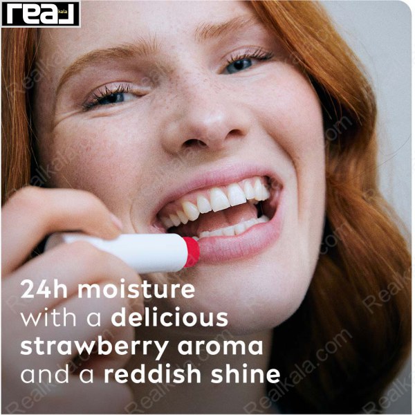 استفاده از بالم لب قرمز Labello مدل توت‌فرنگی توسط مدل با لبخند